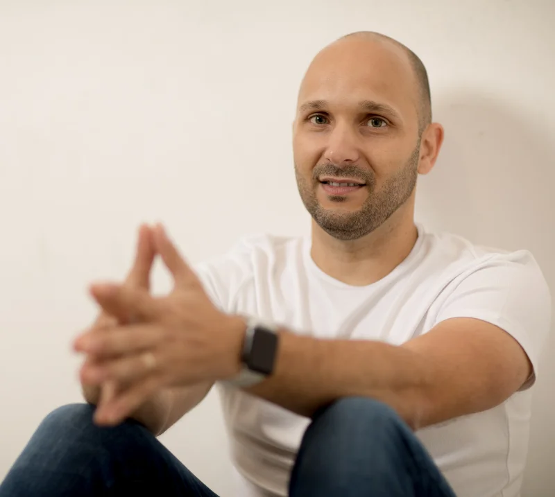 Saúl Pérez, terapeuta especializado en trauma, IFS, teoría polivagal e indagación compasiva