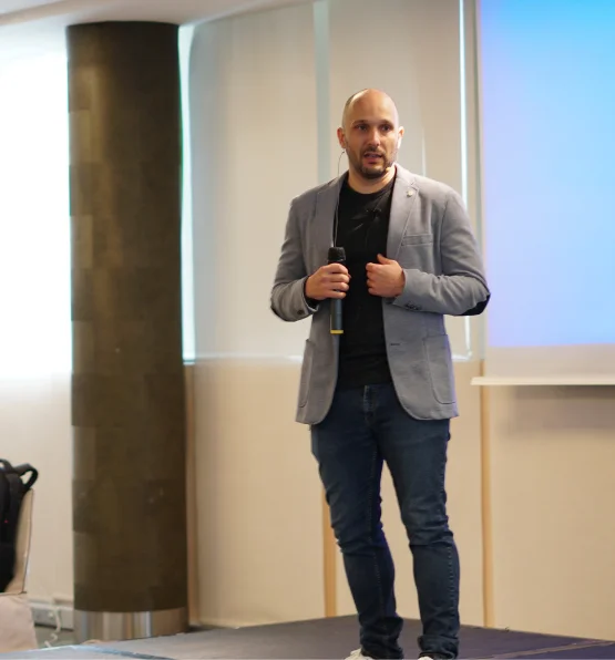 Saúl Pérez impartiendo una clase sobre trauma, IFS y teoría polivagal